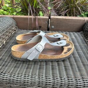 Birkenstock Gizeh Women’s Size 40 US 9 Medium Silver Metallic Sandals